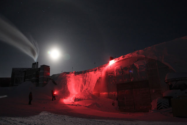 Supermoon Lights Up South Pole in Photo